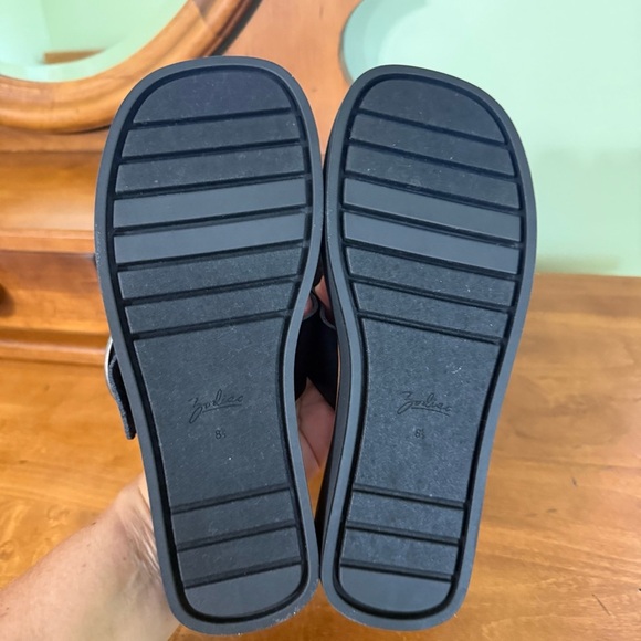 NEW Zodiac Women's Jadon T-Strap Buckled
Platform Sandals thong silver buckle - Picture 8 of 10